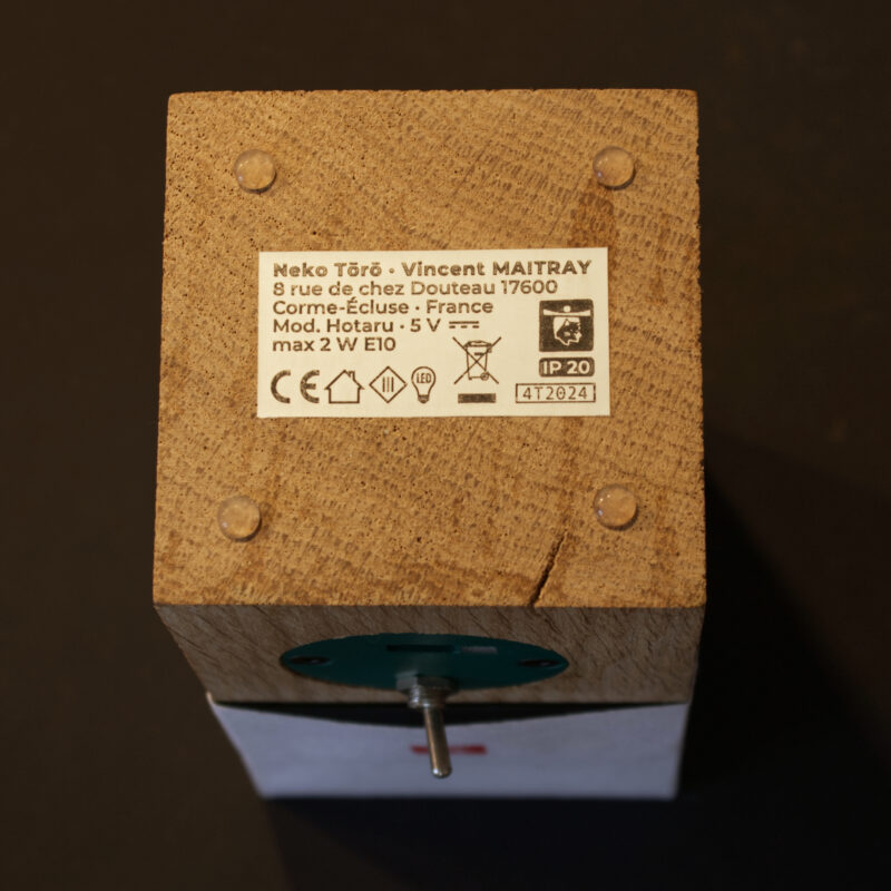 Dessous d'un luminaire Nekotoro avec étiquette obligatoire CE