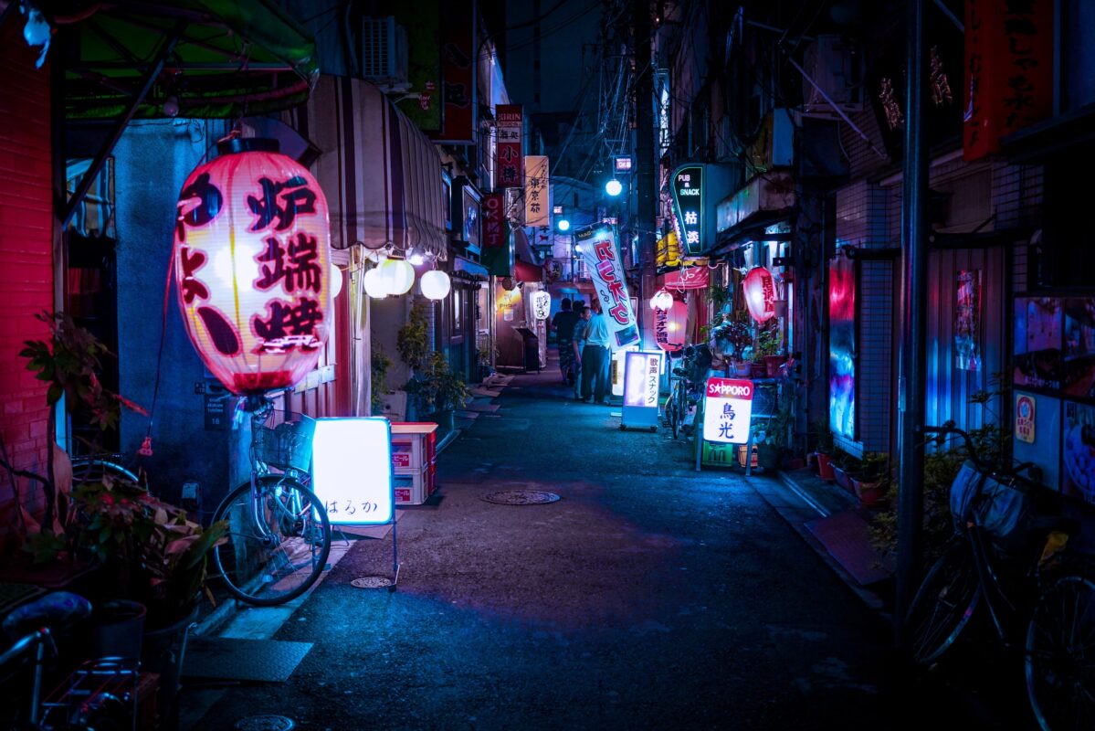 Ruelle de Tokyo éclairée par des lanternes de type chochin